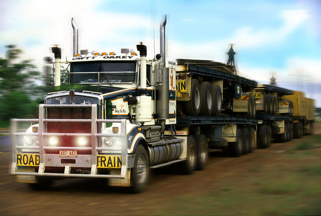 Lastwagen auf einer Landstrasse, Northern Territory, Australien