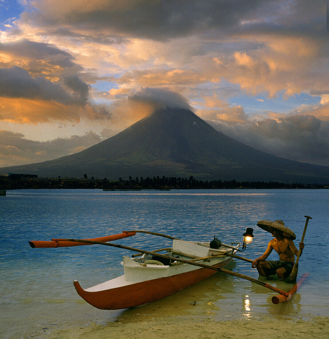 Fishermen, Mayon volcano near Legazpi City, Legazpi, Luzon Island, Philippines