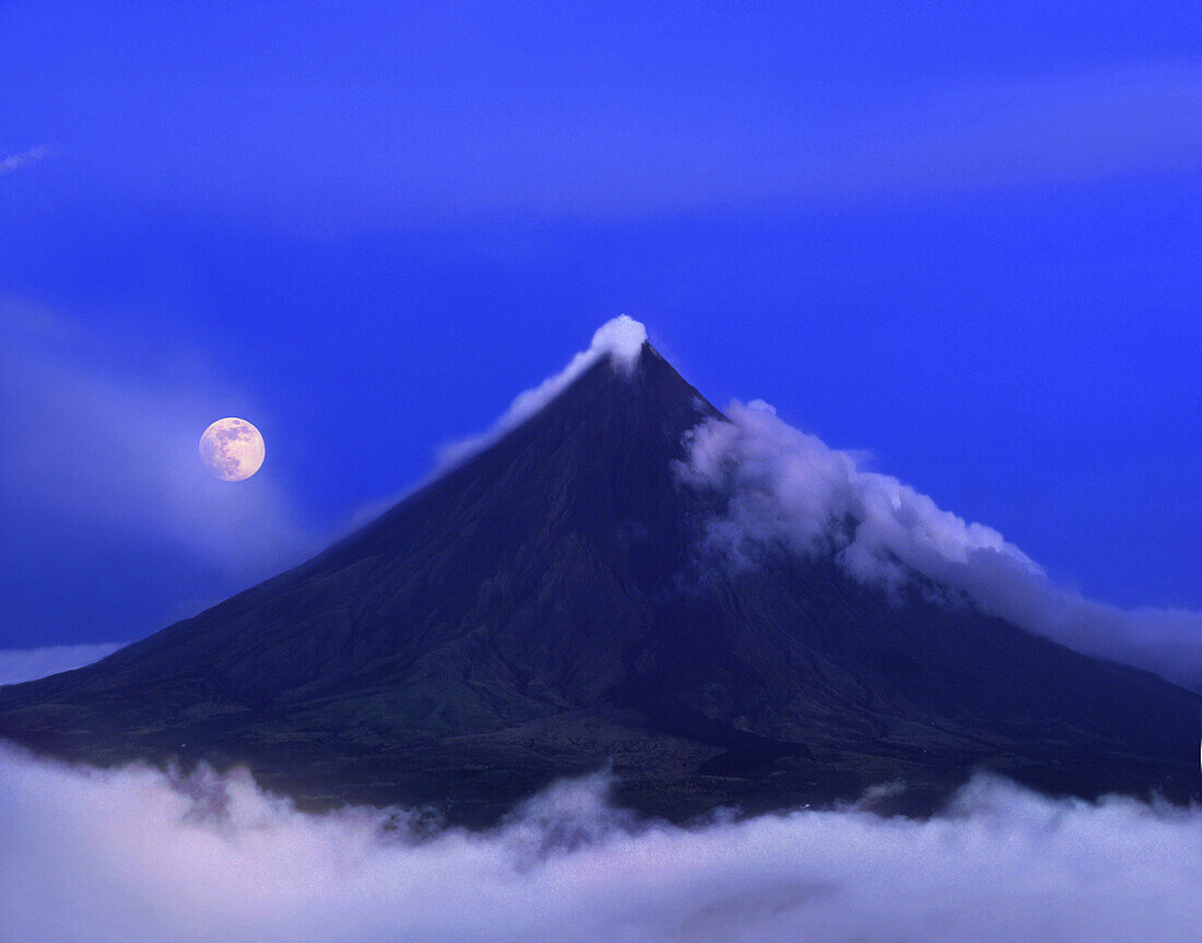 Blick auf Mayon Vulkan bei Nacht, Legazpi, Luzon, Philippinen, Asien