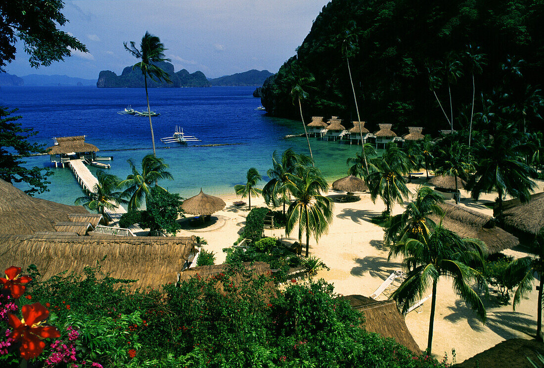 Palm beach with huts and sunshades, El Nido Miniloc Resort, Palawan Island, Philippines, Asia