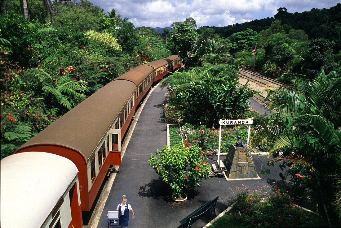 Nostalgischer Zug an einer Bahnstation, Kuranda, Queensland, Australien