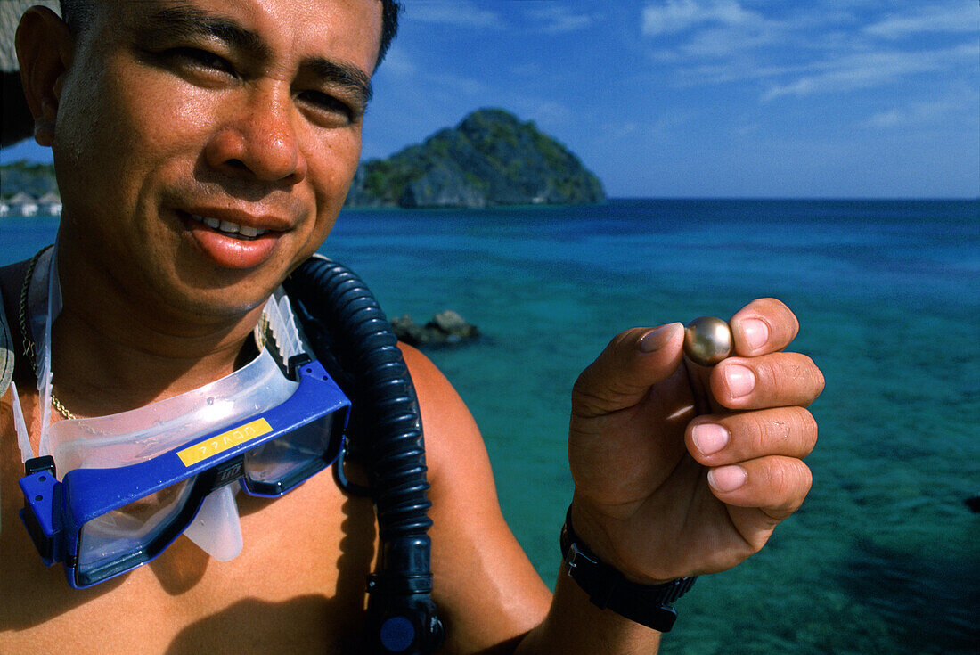 Pearl diver with pearl, Palawan Island, Philippines