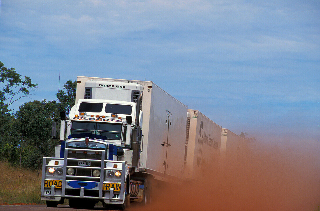 Roadtrain am Stuart Highway, Northern Territory Ausralia