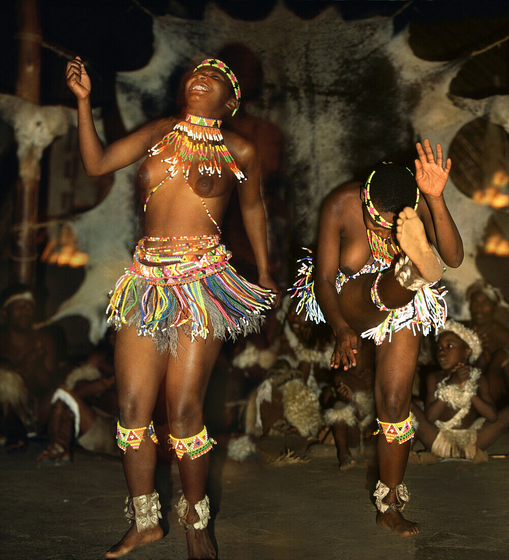 Zulu Frauen tanzen am Abend, Shakaland, Kwazulu Natal, Südafrika, Afrika