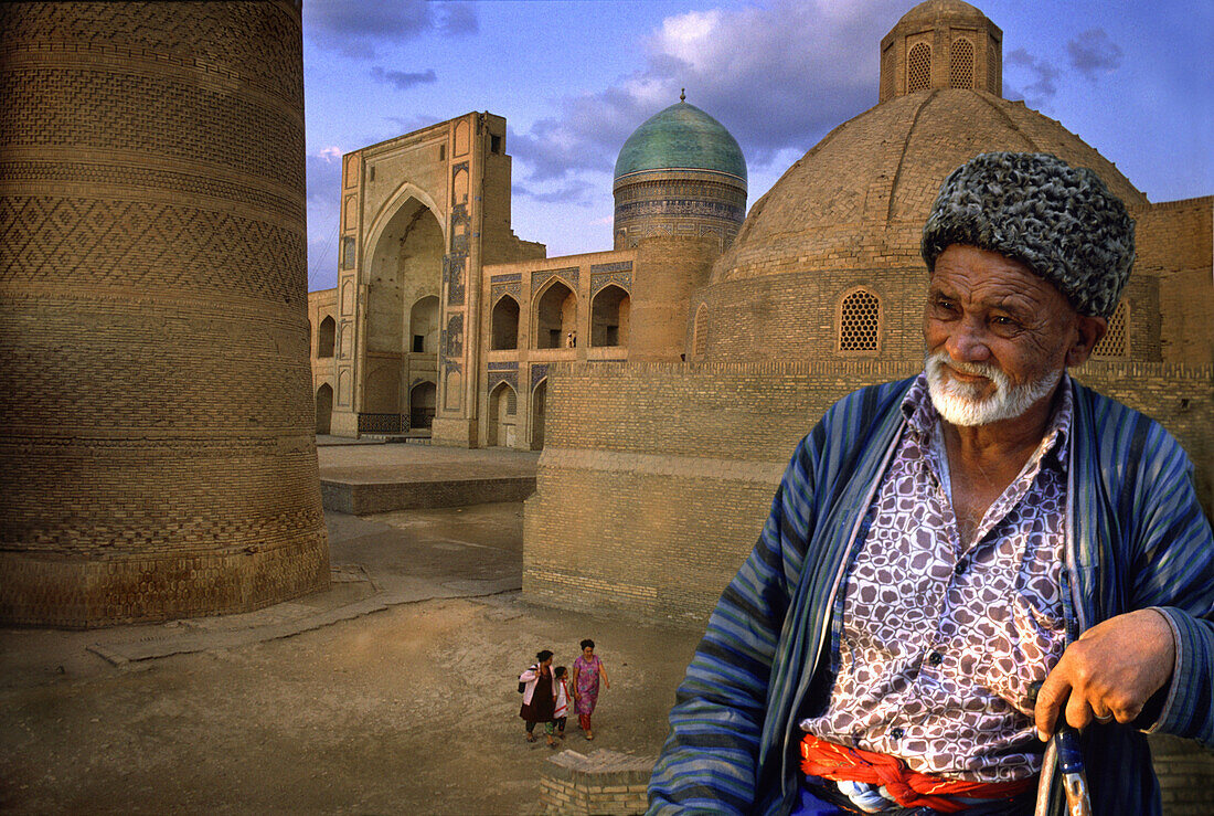Alter Mann vor Medres Mir-i-Arab, Buchara, Usbekistan