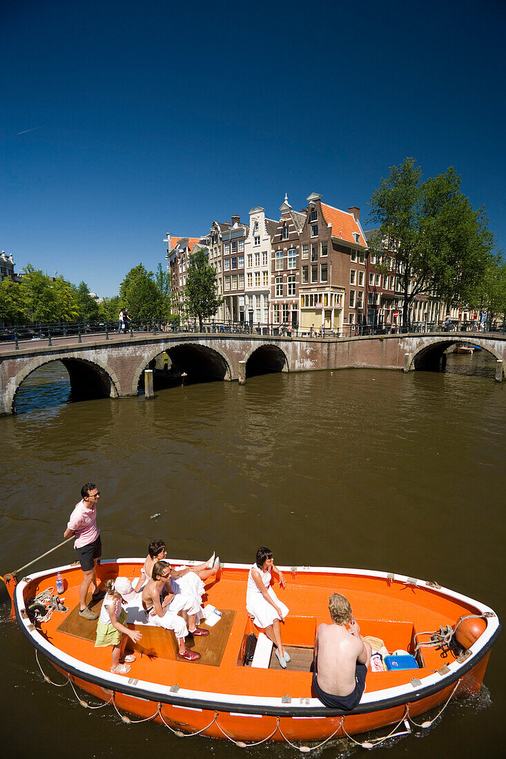 Leisure Boat, Bridge, Keizersgracht, Leidsegracht, People in a small leisure boat, Keizersgracht and Leidsegracht, Amsterdam, Holland, Netherlands