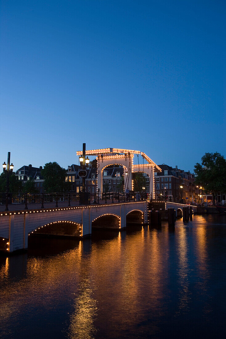 Magere Brug, Amstel, Illuminated Magere Brug Skinny Bridge, in the evening, Amstel, Amsterdam, Holland, Netherlands