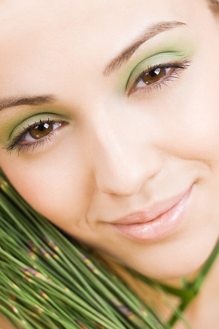 Junge Frau mit grünem Make-up
