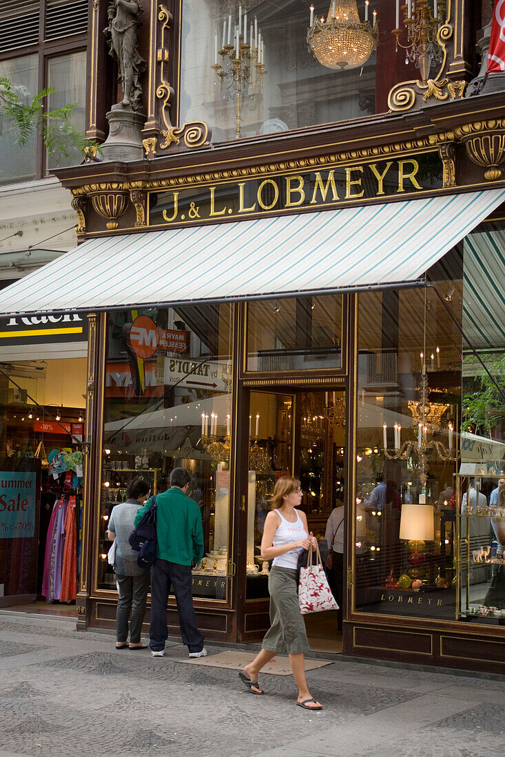Schaufenster des Ladens von J. + L. Lobmeyer in der Kärntner Straße, Wien, Österreich