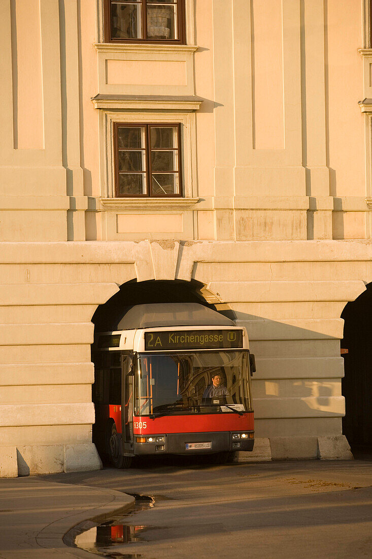 Bus passiert Neue Hofburg, Wien, Österreich
