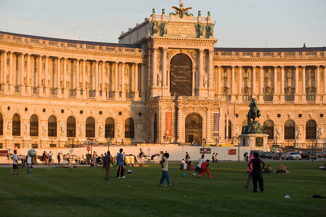 Heldenplatz mit Erherzog Karl Statue und Neue Hofburg, Wien, Österreich