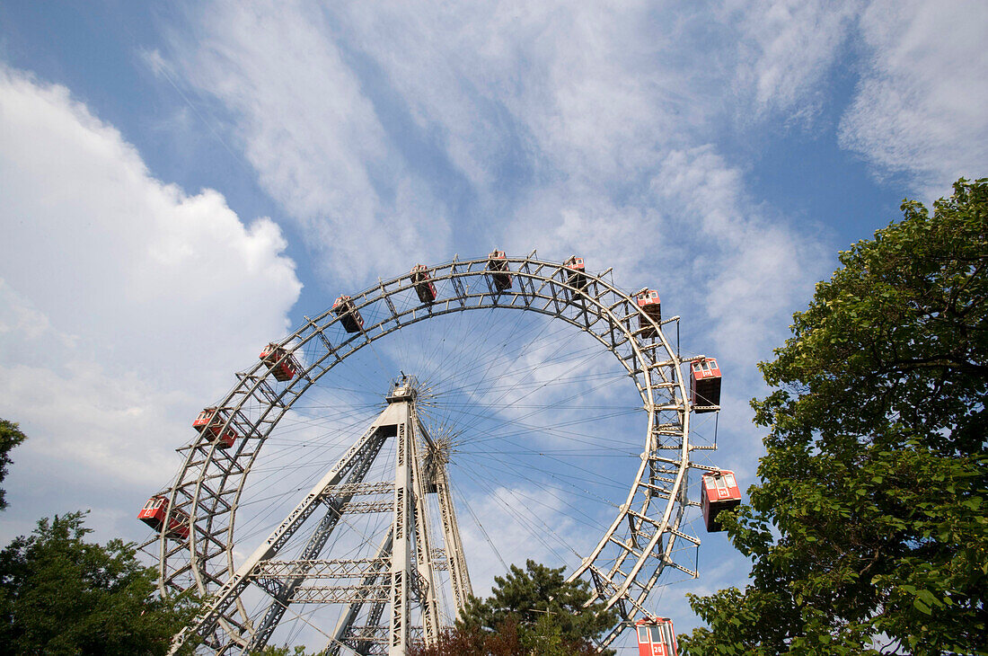 Blick auf das Riesenrad im Vergnügungspark des Prater, Wien, Österreich