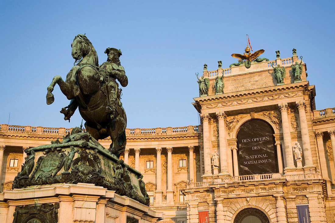 Die Statue von Prinz Eugen von Savoyen vor der Neuen Hofburg, Wien, Österreich