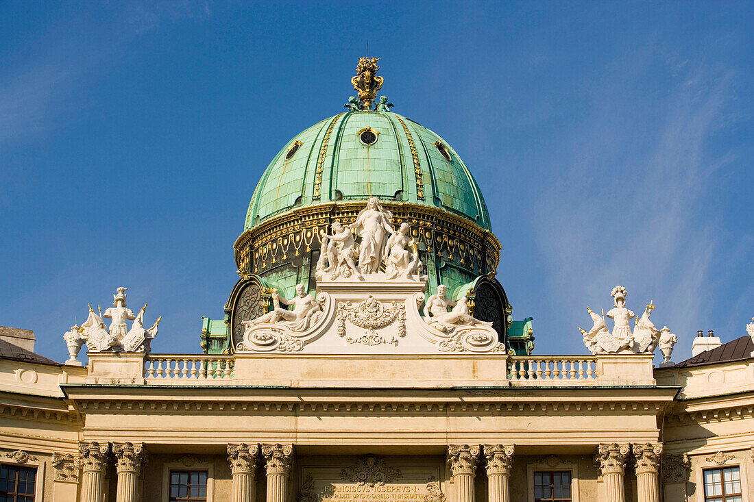 Die grüne Kuppel des Michaelertrakts im Sonnenlicht, Alte Hofburg, Wien, Österreich