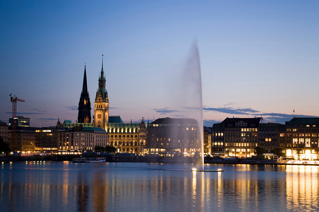 Blick über die Alster zum Rathaus in der Abenddämmerung, Hamburg, Deutschland