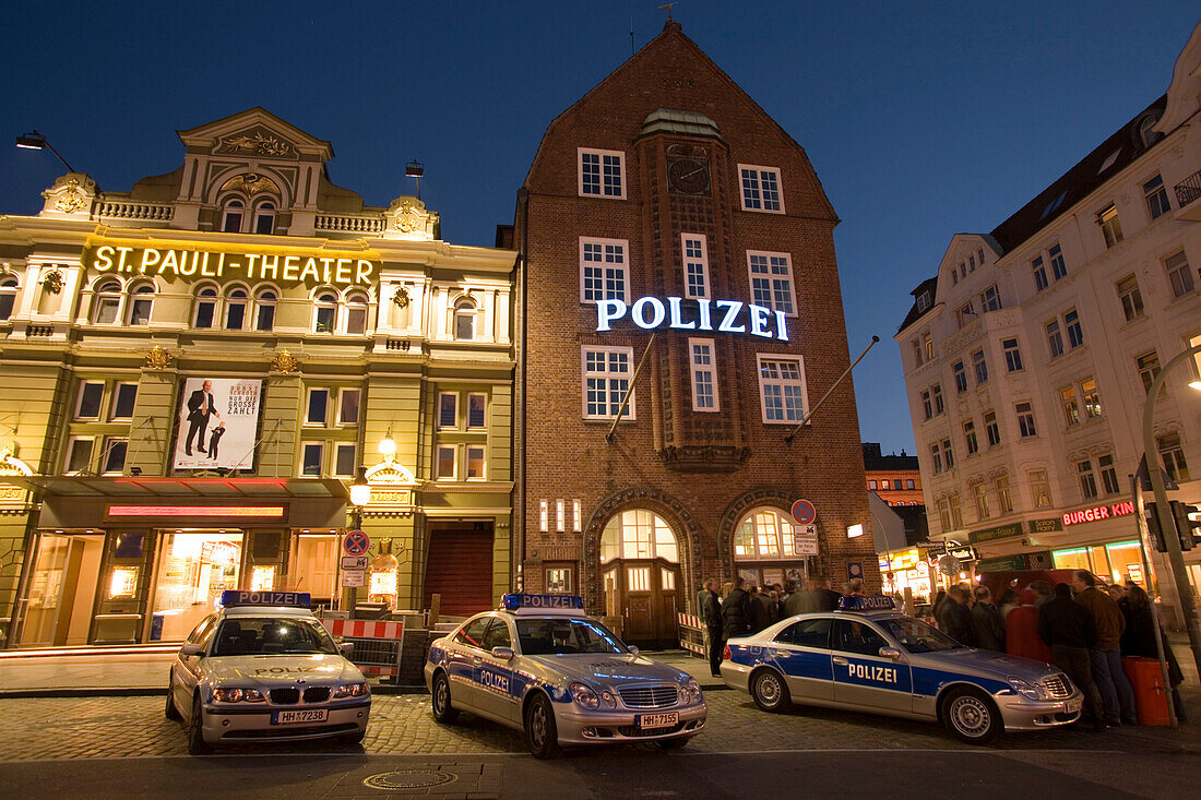 Davidswache at Reeperbahn, Davidswache, the famoused police station of Hamburg, next to St. Pauli Theater at night, Reeperbahn, Sankt Pauli, Hamburg, Germany