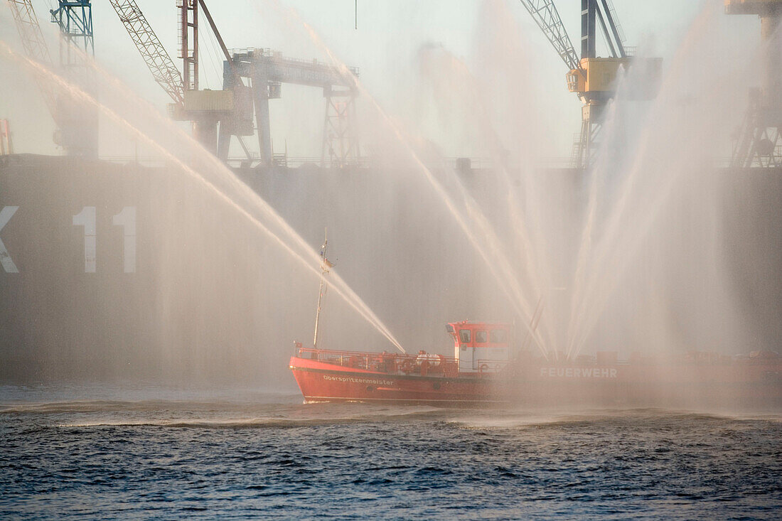 Boat of the fire brigade, Boat Löschambulanzboot LAB, Oberspritzenmeister Repsold, of the fire brigade in action, Hamburg, Germany