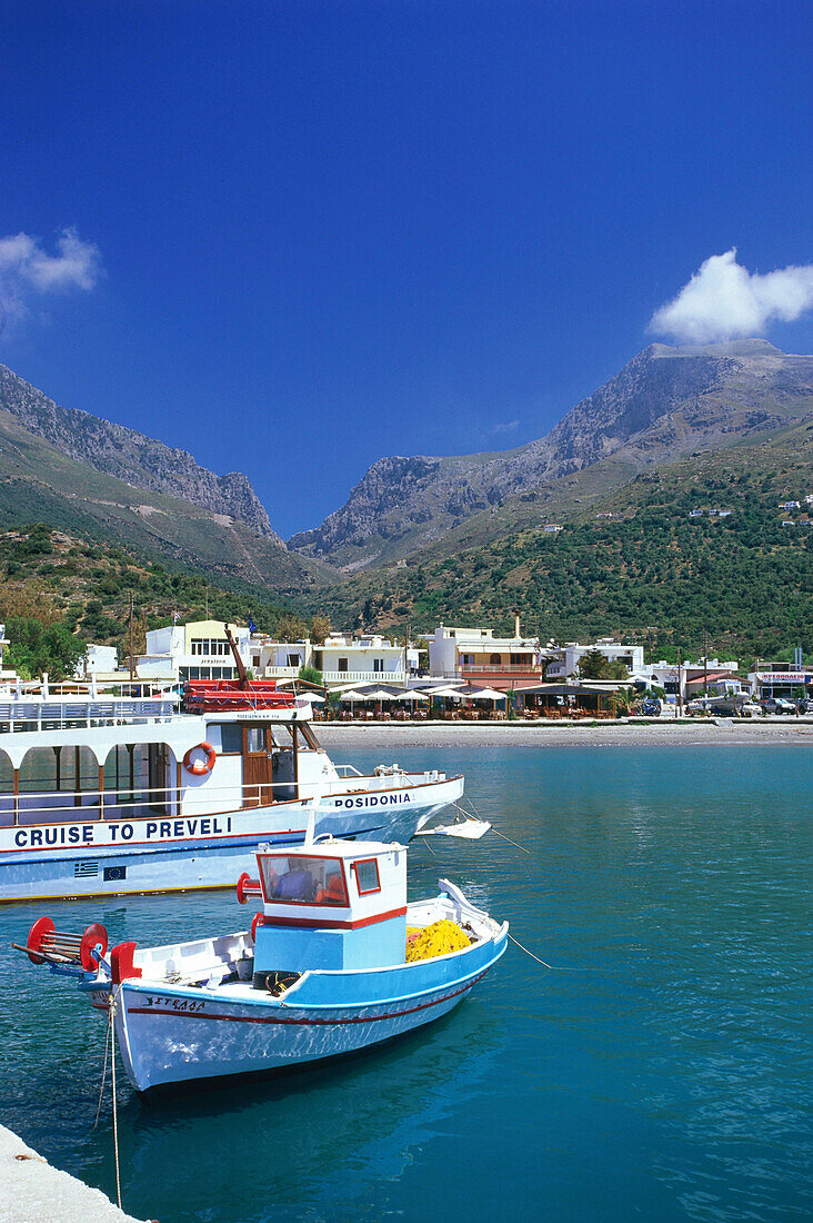 Fährschiff und Fischerboot, Hafen, Plakais, Kreta, Griechenland