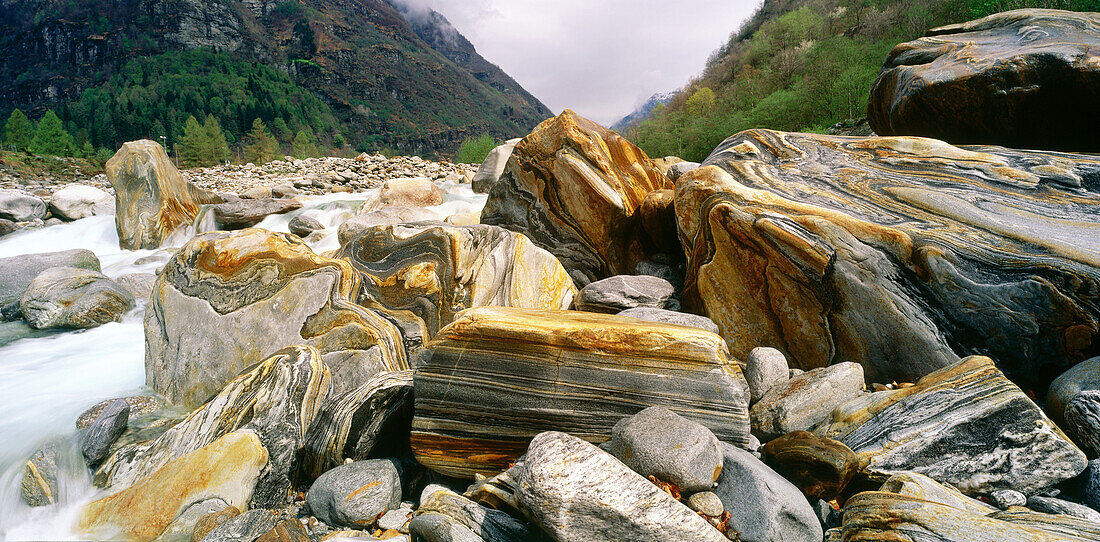 Bunte Steine am Flussufer, Val Verzasca, Tessin, Schweiz