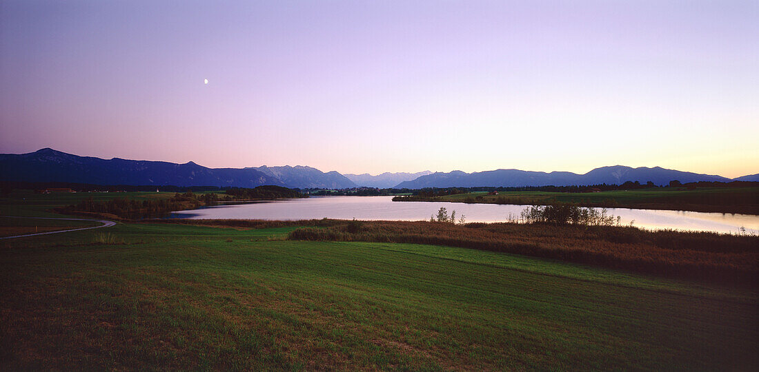 Riegsee, Blick auf Bayerische Voralpen, Murnau, Oberbayern, Deutschland