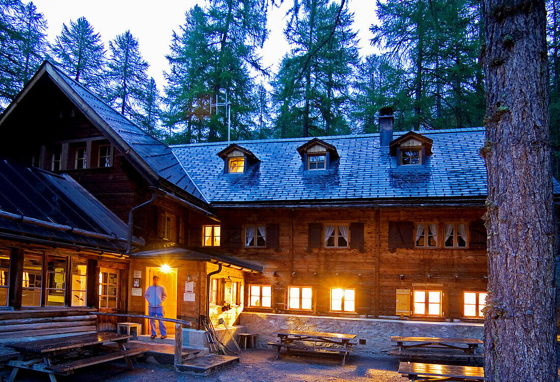 Abendstimmung beim Blockhaus im Laerchenwald. Cluozza Hütte, Val Cluozza, Schweizer Nationalpark, Engadin, Graubünden, Graubuenden, Alpen