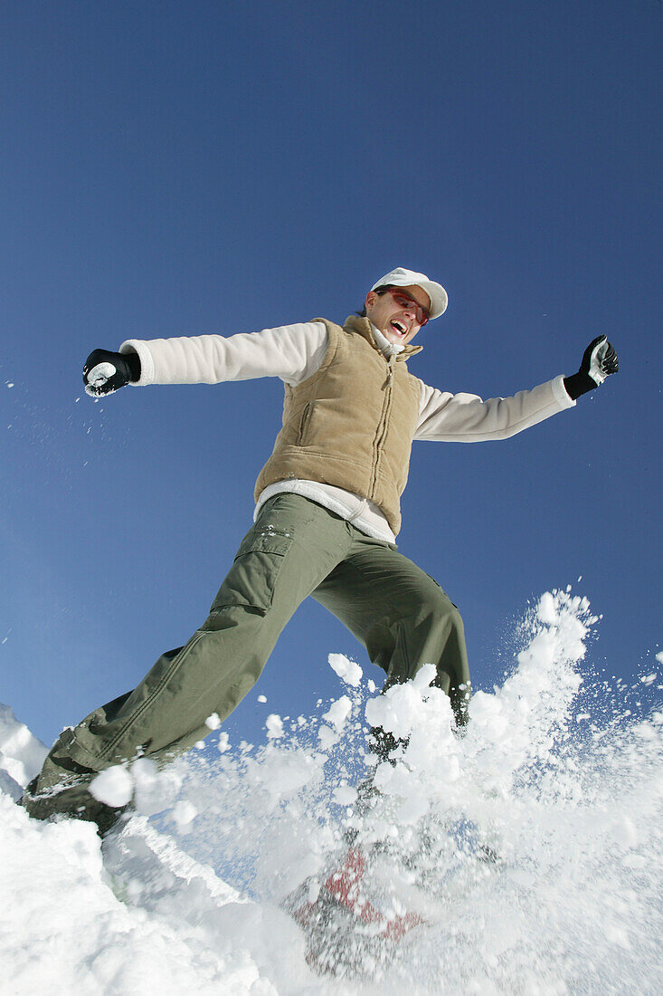 Junge Frau in Winterlandschaft