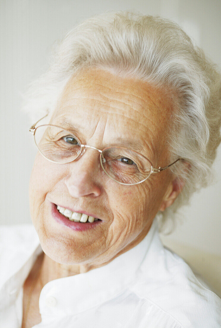 Portrait einer Seniorin 70-80 Jahre
