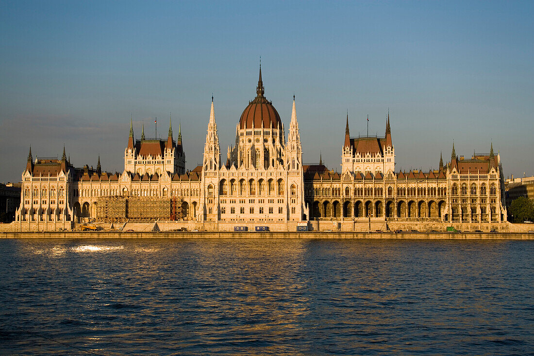 Blick über die Donau zum Parlamentsgebäude, Budapest, Ungarn