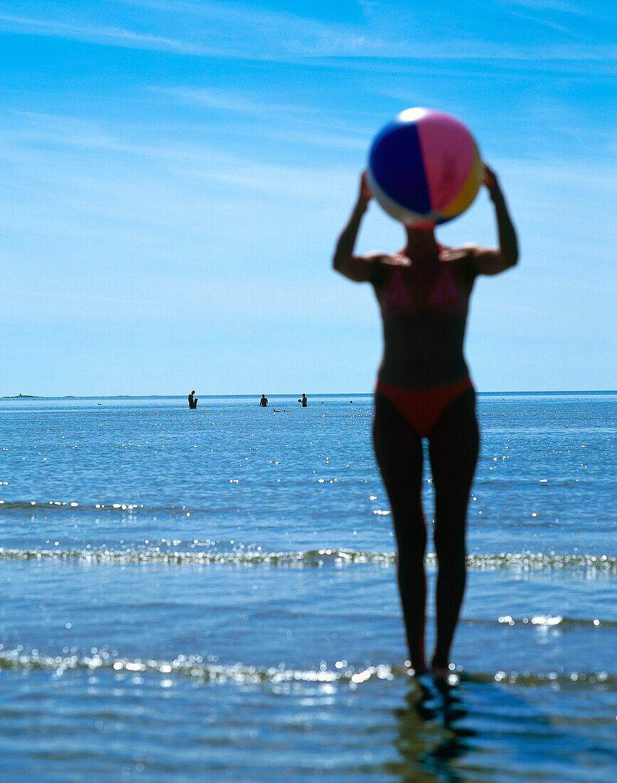 Junge Frau mit Wasserball