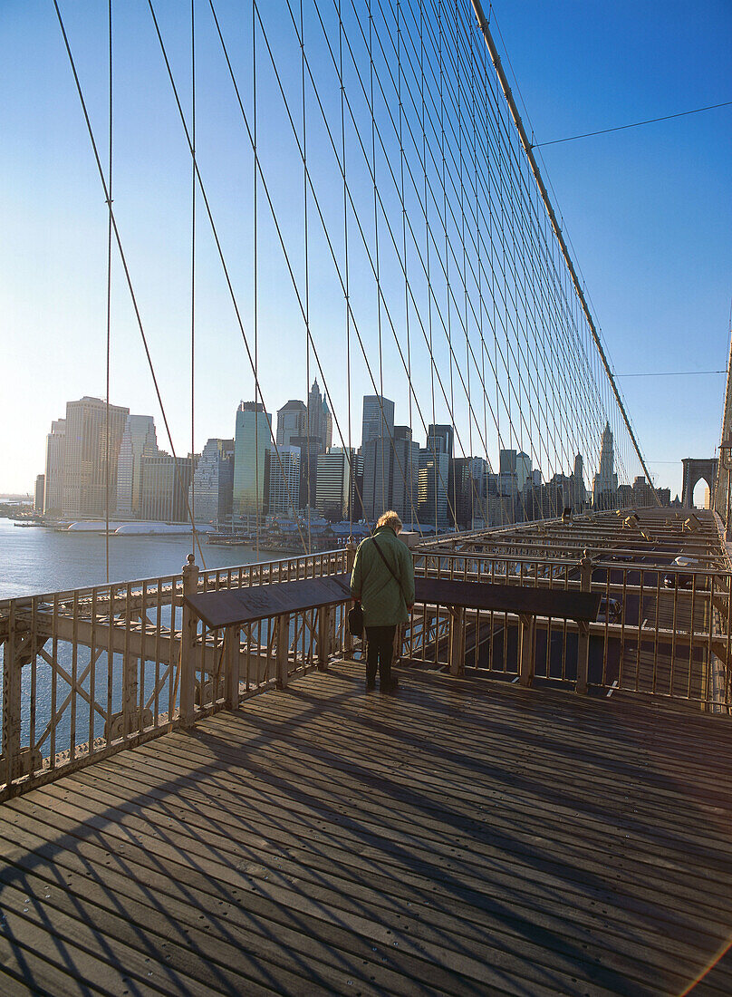 Brooklyn Bridge und Skyline von Downtown Manhattan, New York, USA