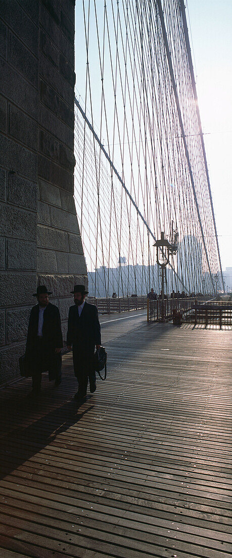 Orthodoxe Juden auf der Brooklyn Bridge, New York, USA