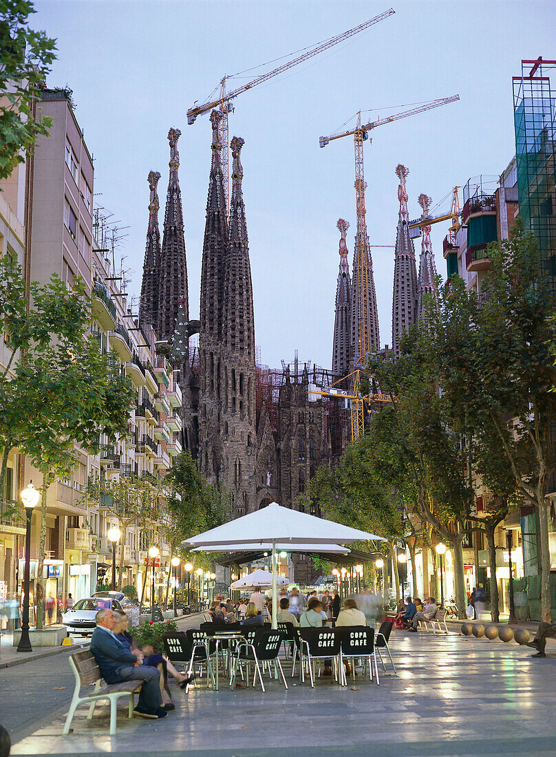 Avda. de Gaudi mit Sagrada Familia, Antoni Gaudí, Barcelona, Spanien
