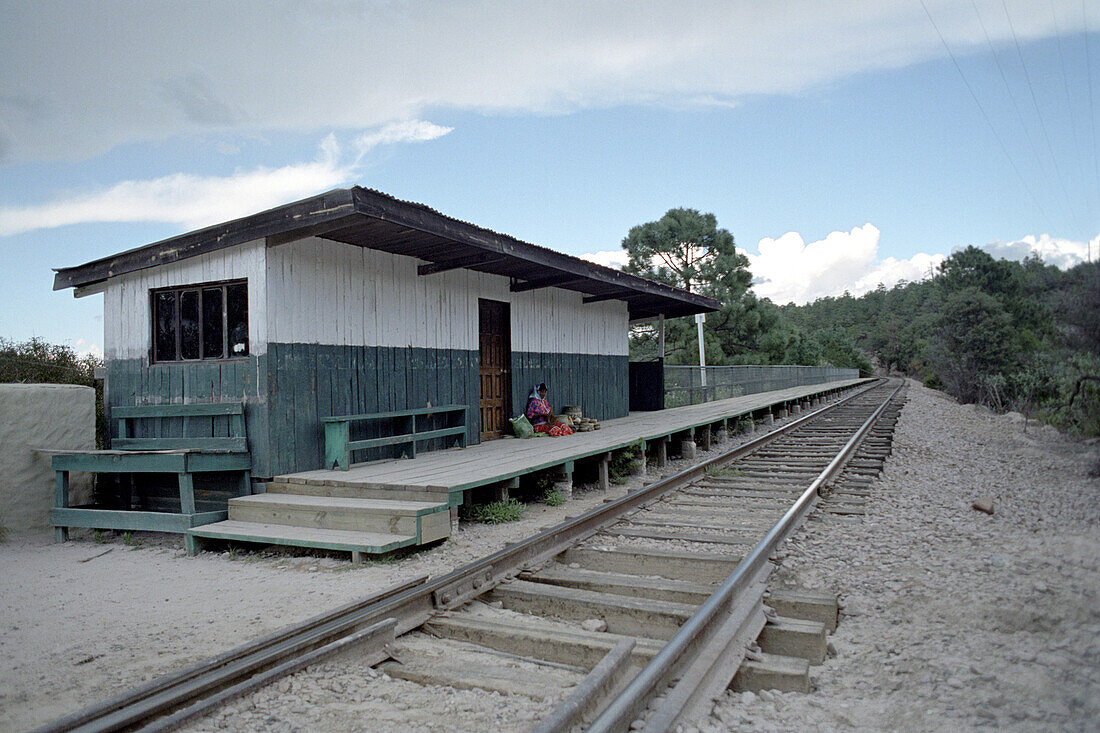 Bahnhof und Gleis unter Wolkenhimmel, Copper Canyon, Divisadero, Chihuahua, Mexiko, Amerika