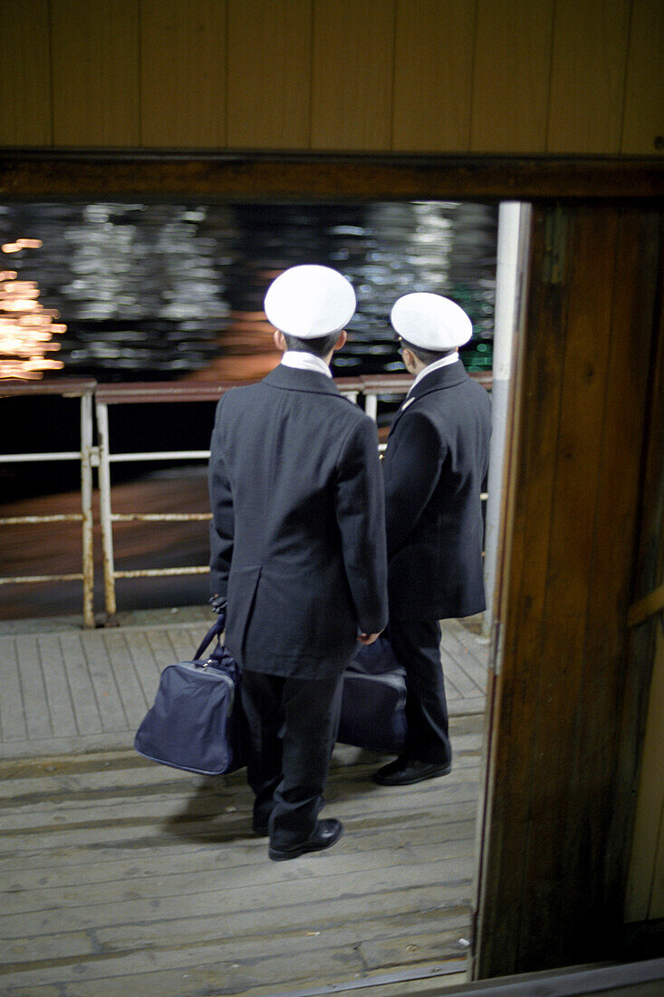 Personal in Uniform, Fähre, Istanbul, Türkei