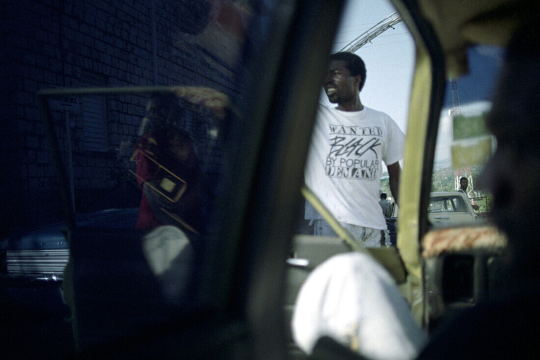Blick aus einem Taxi auf einen jamaikanischen Mann, Jamaika, Karibik