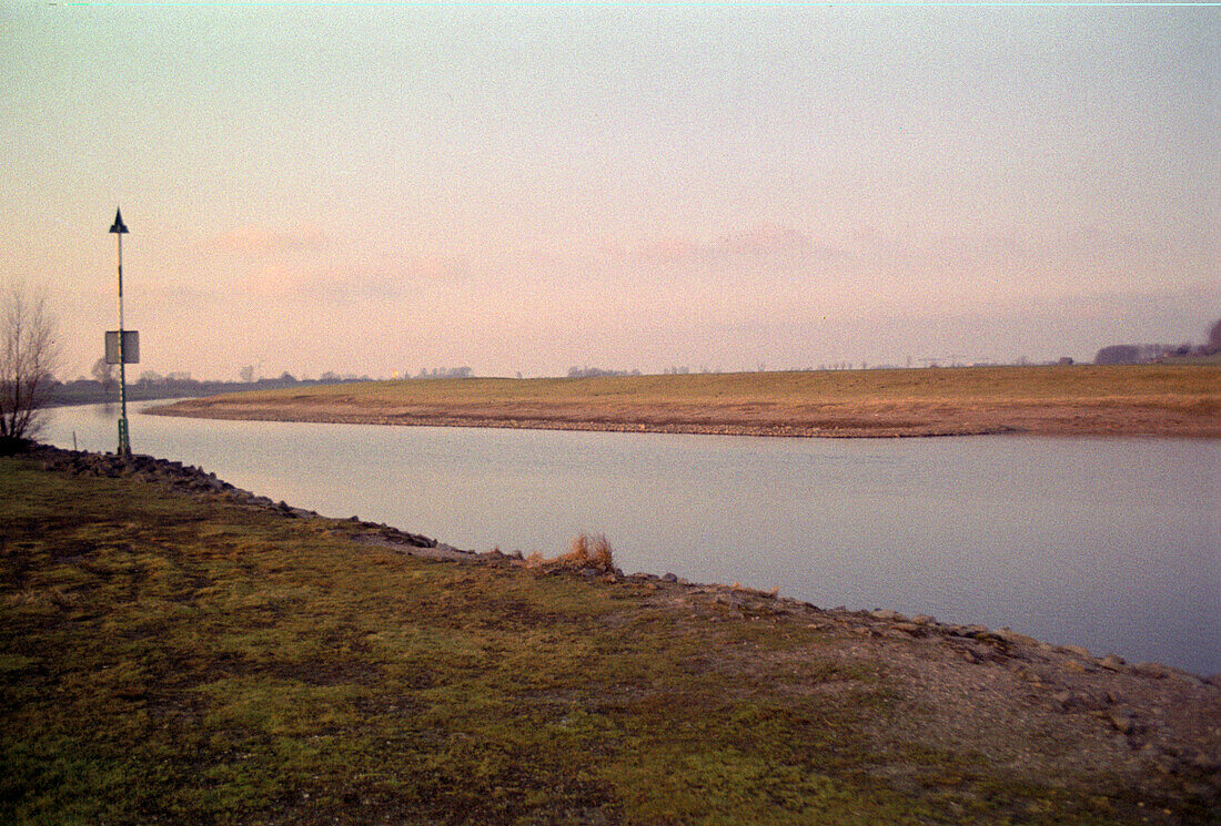 Flusslandschaft in der Abenddämmerung, Nordrhein-Westfalen, Deutschland