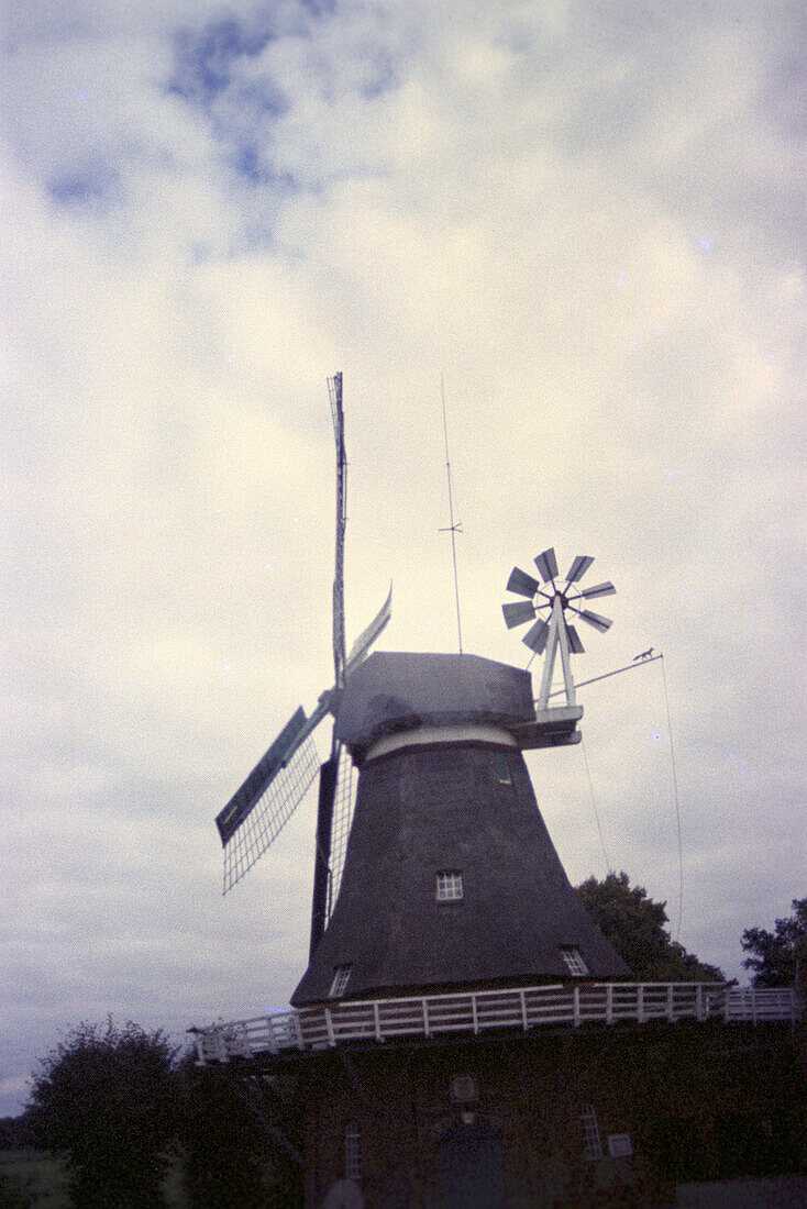 Windmühle vor bewölktem Himmel, Emden, Niedersachsen, Deutschland