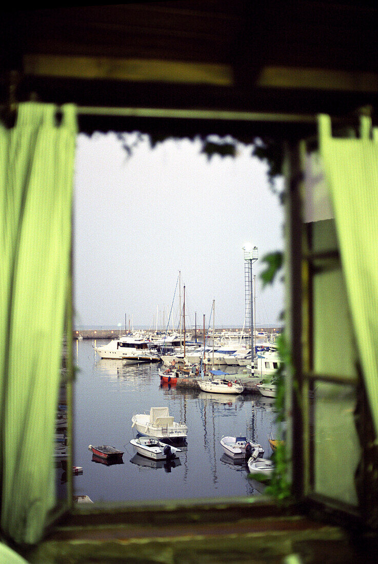 Blick durch Fenster auf Hafen, Porto San Stefano, Toskana, Italien