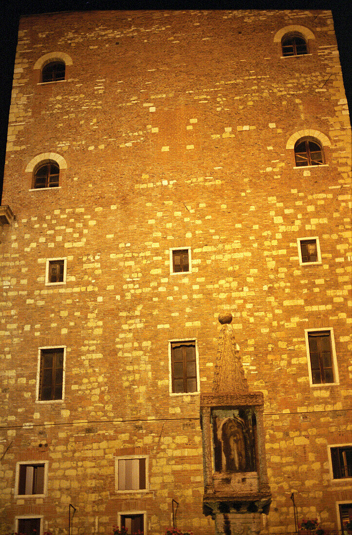 Historische Fassade, Nebengebäude des Torre Lamberti, Verona, Italien