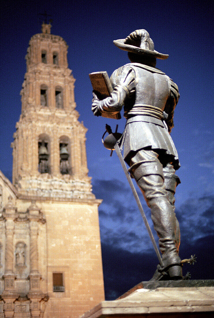Statue auf Marktplatz vor Kirche, Chihuahua, Mexiko