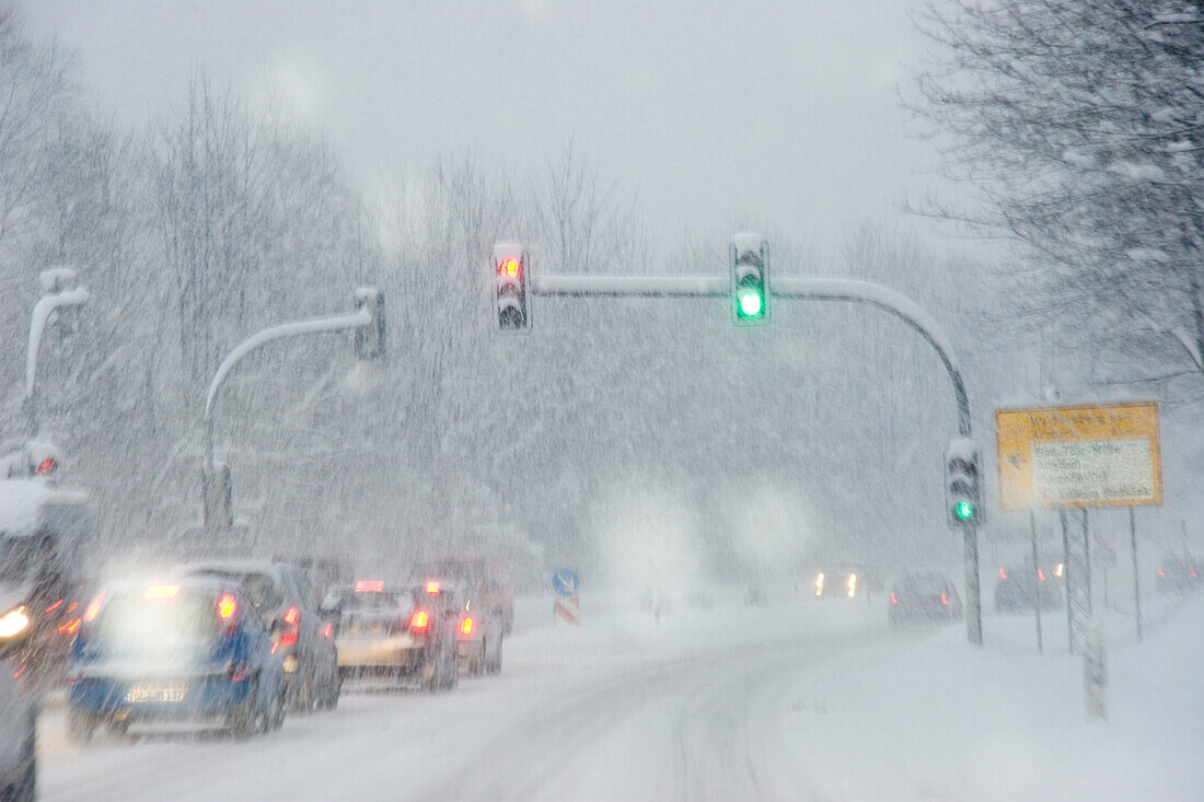 Straßenverkehr im Winter bei Schneetreiben, Bayern, Deutschland