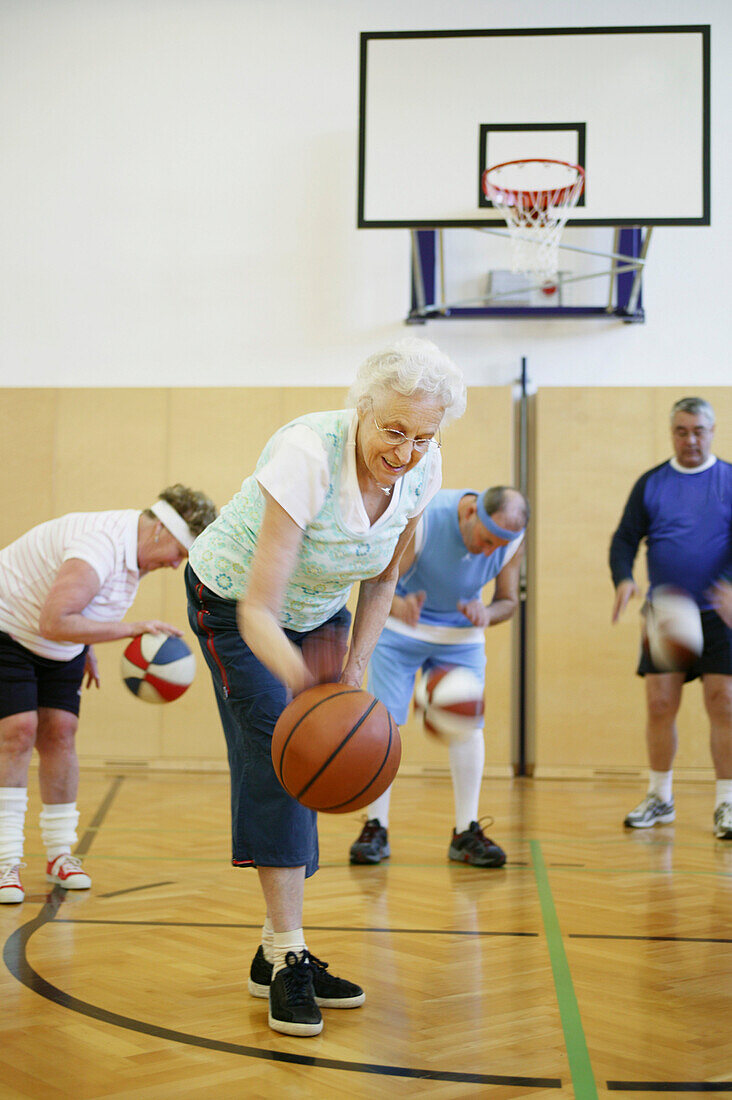 Ältere Menschen beim Basketball