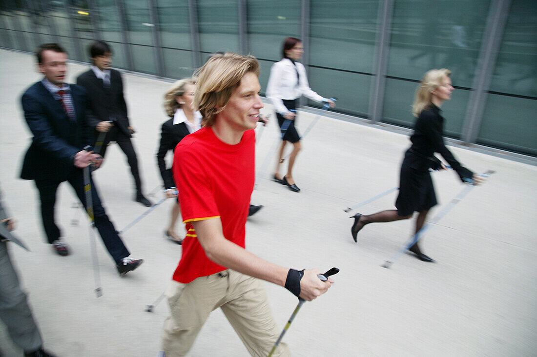 Businesspeople beim Nordic walking