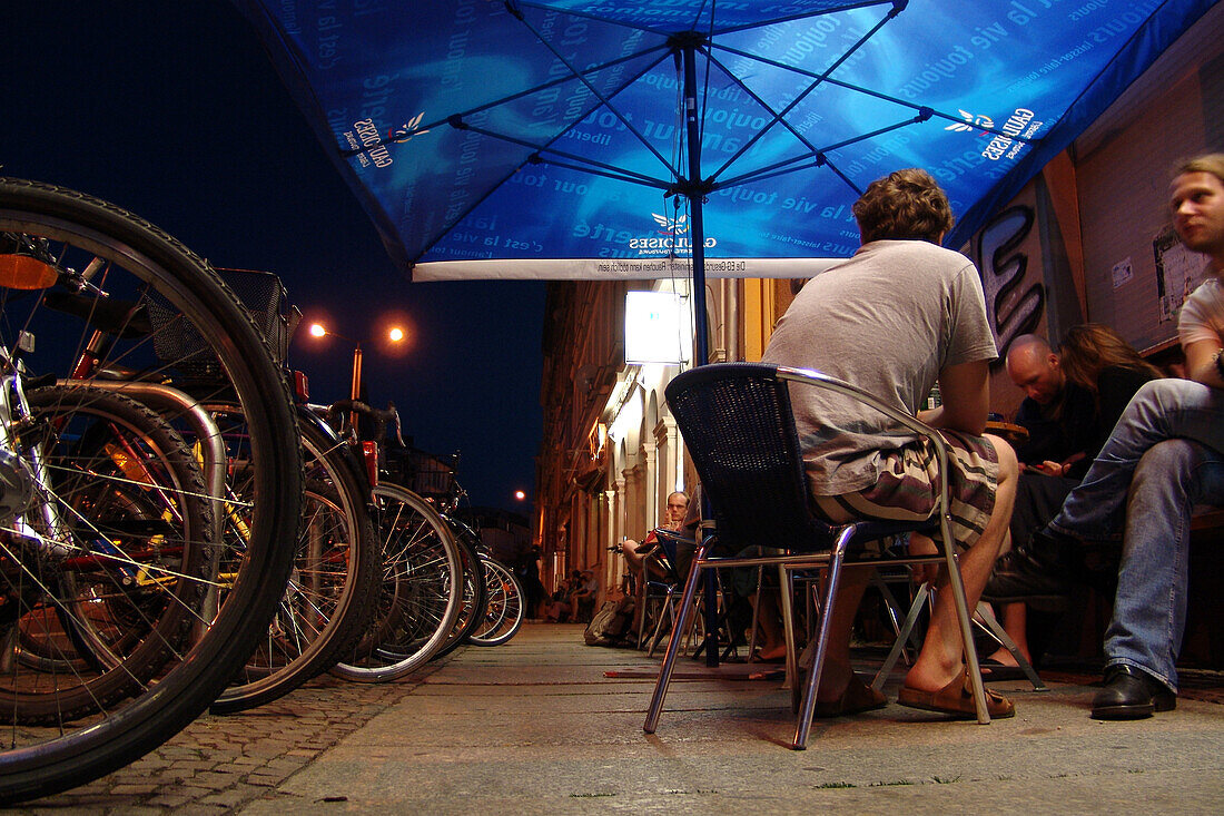 Menschen in einem Strassencafe bei Nacht, Stadtteil Connewitz, Leipzig, Sachsen, Deutschland, Europa