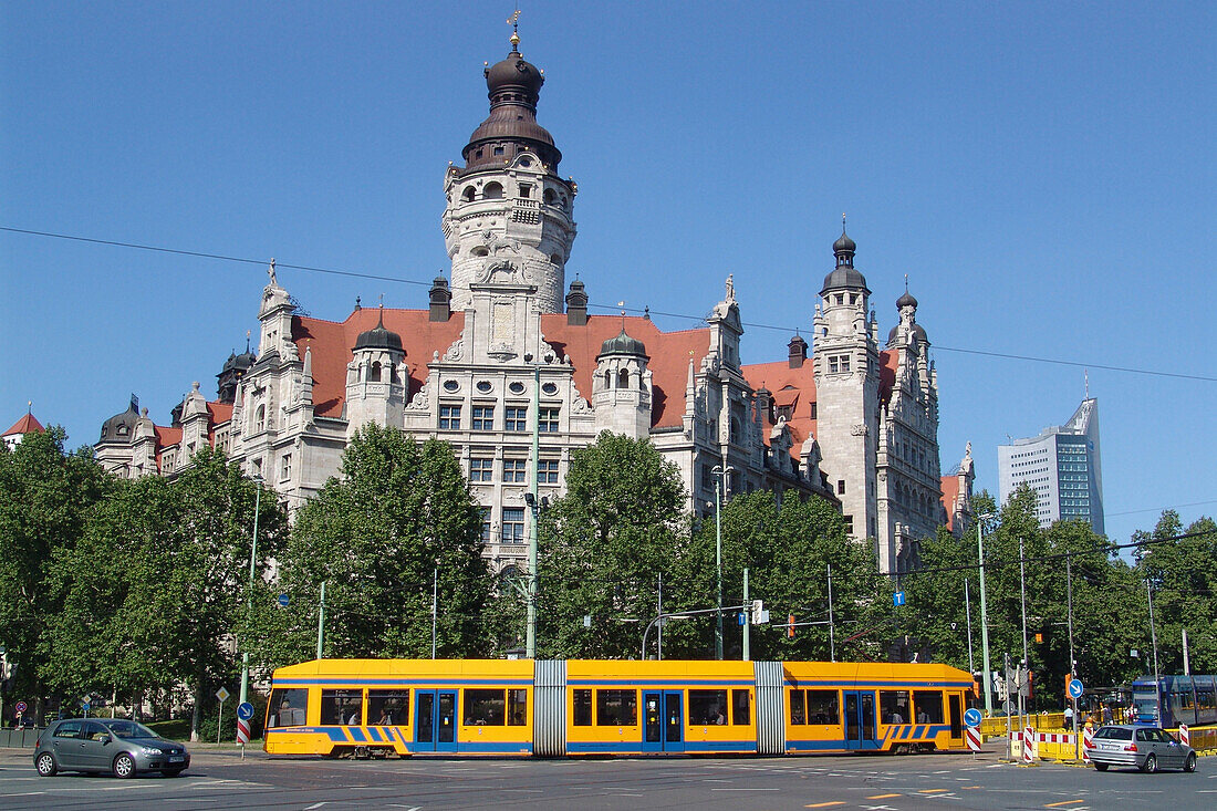 Straßenbahn vor dem neuen Rathaus, Leipzig, Sachsen, Deutschland, Europa