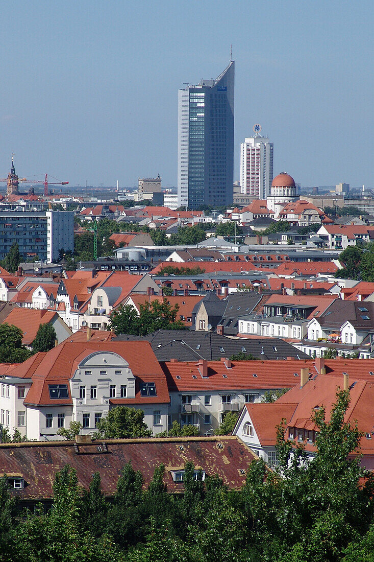 Blick über die Häuser der Stadt mit dem City Hochhaus, Leipzig, Sachsen, Deutschland, Europa