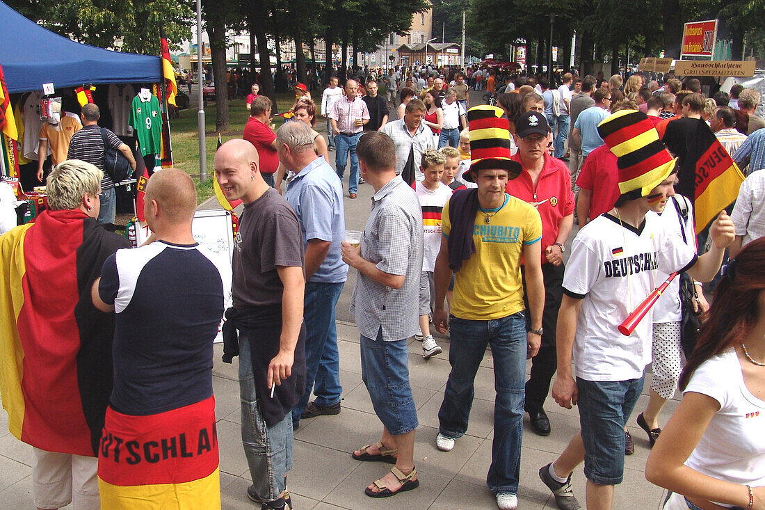 Leipzig, sachsen, deutschland, fans auf dem weg in das zentralstadion leipzig, wm 2006