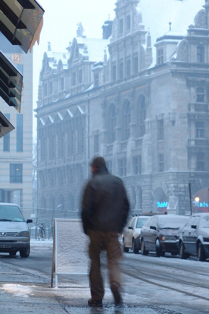 Ein Mann am neuen Rathaus an einem kalten Wintertag, Leipzig, Sachsen, Deutschland, Europa