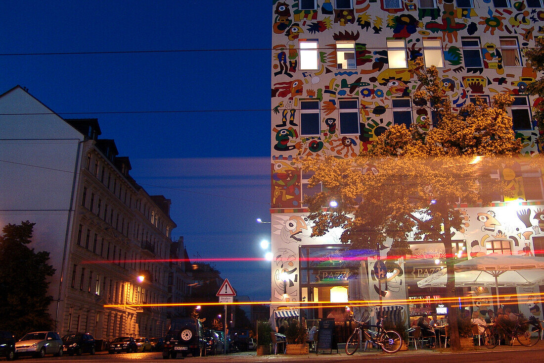 Menschen in einem Strassencafe am Abend, Stadtteil Connewitz, Leipzig, Sachsen, Deutschland, Europa