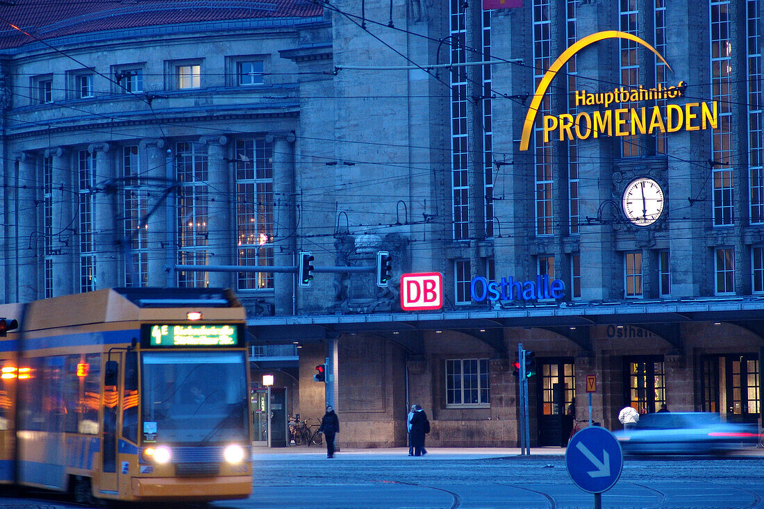 Straßenbahn vor dem Hauptbahnhof am Abend, Leipzig, Sachsen, Deutschland, Europa